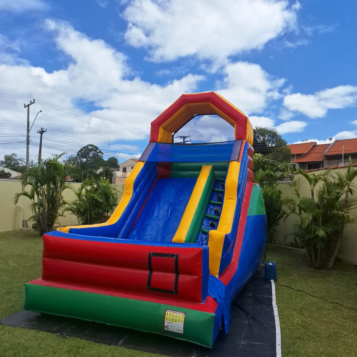 obogã Casinha Premium inflável para locação em Curitiba