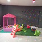 Área Baby com piscina de bolinhas rosa 1x1m para locação em Curitiba – Lara Locações